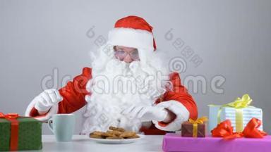 圣诞老人吃饼干，喝牛奶