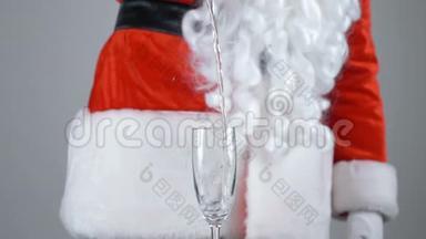圣诞老人在一个50<strong>英尺</strong>高的玻璃杯里倒香槟