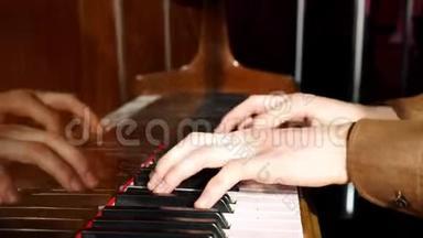 钢琴家弹钢琴。 把手举起来。 4K. 著名的钢琴。