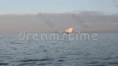 从摩托艇上看。 早上帆船的美丽景观.. 和人们一起去非洲海上捕鱼