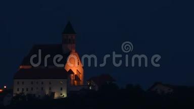 黄昏时分，普图斯卡戈拉，斯洛文尼亚，山上有灯光的教堂，5秒后缓慢放大