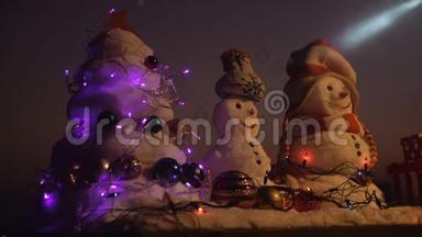 雪人圣诞树，装饰玩具.. 雪地玩具。 圣诞老人送的圣诞礼物。 雪人等着圣诞老人和