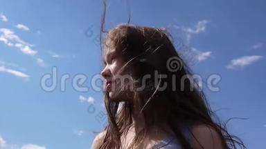 蓝天背景下随风飘动的美丽少女特写写真