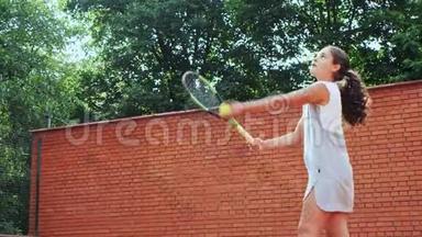 网球运动员练习她的发球技巧