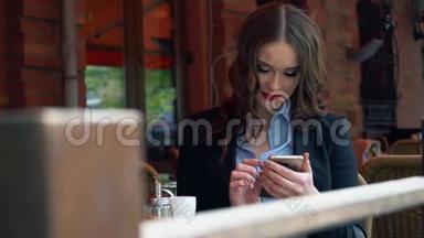 年轻貌美的女士，在餐厅露台上吃早餐时，会看到智能<strong>手机屏</strong>幕
