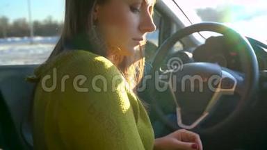 女人开车前坐在车<strong>内</strong>喝咖啡，系好汽车<strong>安全带</strong>