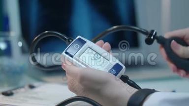 血压监测仪。 高血压概念。 血压检查设备