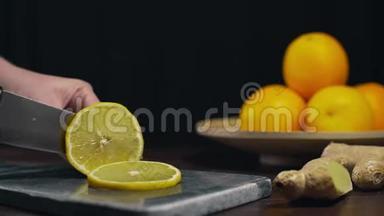 柠檬是用锋利的刀在岩石板上<strong>切片</strong>，新鲜的橙色<strong>切片</strong>，水果和维生素，素食，制作