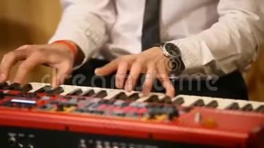 音乐家的手放在钢琴键盘上。 音乐乐器。 黑白钥匙。 <strong>播放声音</strong>和弦