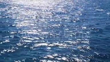 蓝色海洋或海洋表面的大波浪。