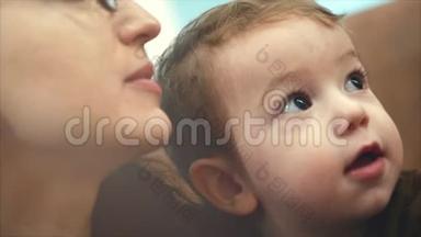 快乐的妈妈和宝宝亲吻拥抱.. 一起休息。 生育观念。 为人父母。 母亲美丽快乐