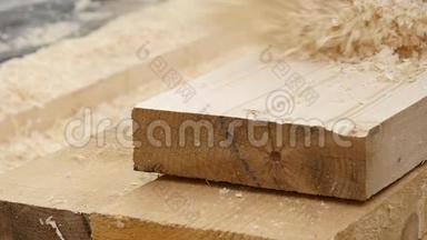 男木匠检查木板的质量.. 在木刨机上工作的人。 慢动作