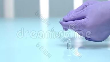 医用手套，手持注射器和。 流感疫苗接种免疫剂量