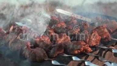特写烟熏烧烤烧烤在布拉齐尔。 烧烤肉用木炭烤