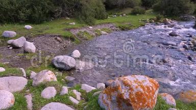 吉尔吉斯坦夏季河流与石头的转折