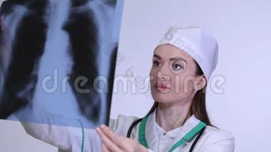 特写护士看病人langs的x光片。