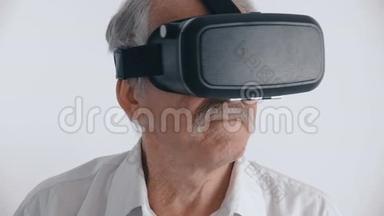老人用他的VR耳机在白色背景下<strong>观看</strong>360<strong>视频</strong>