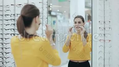 保健，<strong>视力</strong>和<strong>视力</strong>的概念.. 快乐的女人在镜子前的光学商店选择眼镜
