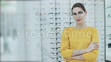 保健，<strong>视力</strong>和<strong>视力</strong>的概念.. 在光学商店戴眼镜的漂亮女人。 商店货架的背景