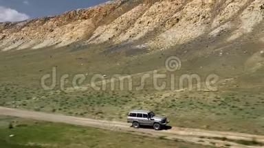 沙迹路上狩猎车辆行驶的景观。 在4x4路附近沿砾石小径行驶
