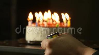 生日蛋糕上的<strong>蜡烛</strong>，<strong>蜡烛</strong>熄灭了。 庆祝概念。 慢动作