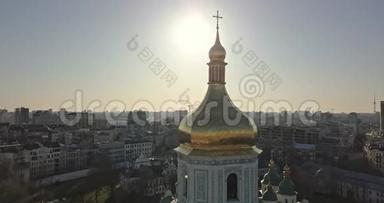 从4K`无人机到圣索菲亚大教堂钟楼的金色穹顶的鸟瞰`全景视频