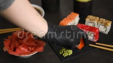 寿司卷和生鱼片放在黑色塑料盒子里