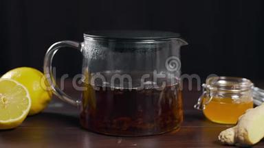 热<strong>红茶</strong>是在玻璃茶壶中<strong>冲泡</strong>的，维生素茶与柠檬、生姜和蜂蜜一起饮用，以防生病，热