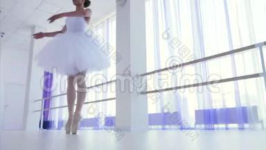 年轻的<strong>芭蕾</strong>舞演员穿着白色的<strong>芭蕾</strong>舞裙，在<strong>芭蕾</strong>舞课上指着跳舞。