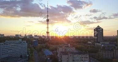 一个鸟瞰视频`从无人机在4K到基辅电视塔和基辅电视中心在基辅市，乌克兰。 儿童
