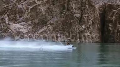 巴基斯坦吉尔吉特亨扎河谷美丽的阿塔巴德湖骑喷气式滑雪板的男子