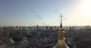 鸟瞰，全景视频`从4K的无人机到城市中圣索菲亚大教堂`金色穹顶