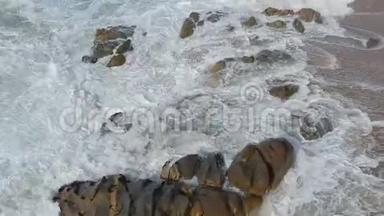 移动的空中拍摄粗糙的白色海浪撞击岩石，葡萄牙海岸。
