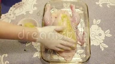 农夫家庭主妇准备一只鸡在烤箱里烤