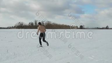 裸男在冬季赛场上向前奔跑，展示他肌肉发达的双手