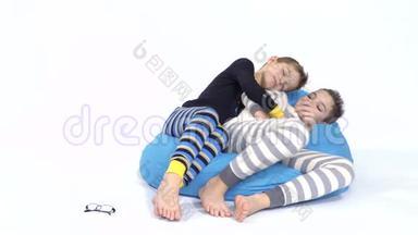 两个弟弟睡在白色背景的豆袋里