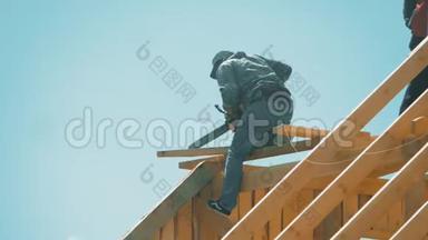 木匠盖房子屋顶. 用电锯看到了树。 木匠建造概念生活方式