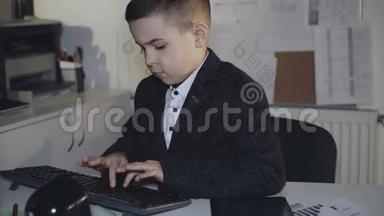 成功的男孩在键盘上打字并显示拇指。 4K