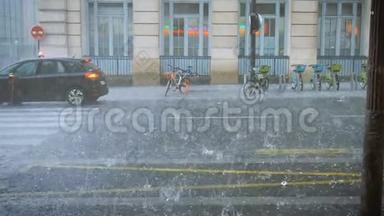 巴黎街道上的<strong>极端天气</strong>雹雨风暴雹击自行车