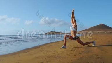 女人伸展腿和腿筋做站立前弯曲瑜伽伸展姿势在海滩上。 健身妇女放松<strong>身心</strong>