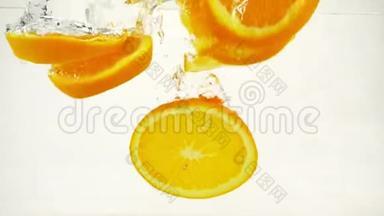 鲜嫩多汁的橙色切片，溅起水花，气泡落入水中，慢动作特写