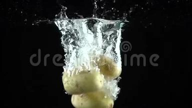 超级慢动作视频土豆在黑暗背景下落水
