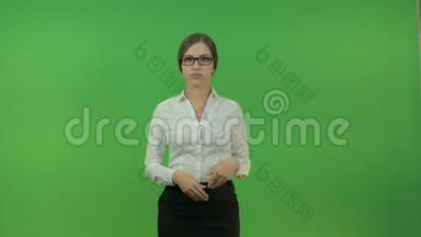 <strong>商务</strong>小姐用手指着绿色背景。 演示文稿。