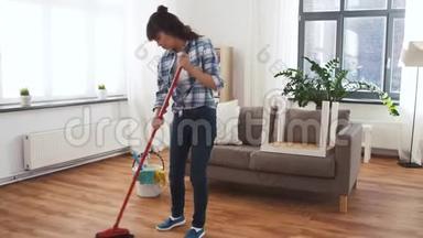 有扫把扫地的亚洲女人