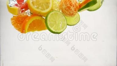 柑橘类水果柑桔、青柠、柠檬、橘子、柚子随喷雾和气泡落入水中，缓慢