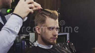 专业理发师使用发胶和吹风机为客户<strong>定型</strong>头发