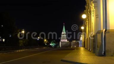 克里姆林宫和圣巴西尔`大教堂在俄罗斯莫斯科红场. 克里姆林宫是主要的旅游城市之一