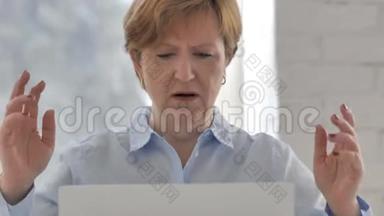 <strong>失落</strong>、<strong>沮丧</strong>的老妇人在笔记本电脑上工作