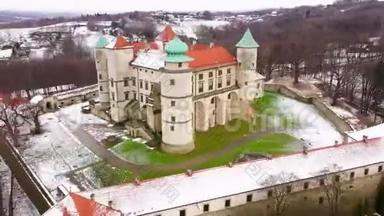 从波兰冬季的诺伊维斯尼茨城堡的高度观看。 加速视频
