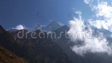 安纳普尔纳地区山区时间推移。 一座山周围云层的时间推移。 尼泊尔。